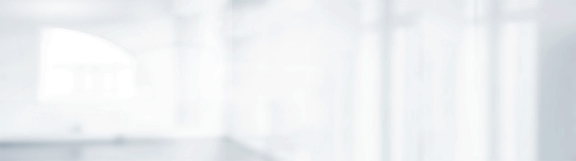 Hintergrund mit lichtdurchflutetem Büroflair Verschwommenes, helles Büro- oder Empfangsambiente mit großen Fenstern und weichem Lichteinfall.