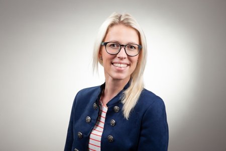 AXA Christina Hübschmann Gera Kontaktieren Sie uns Frau Hübschmann lächelt